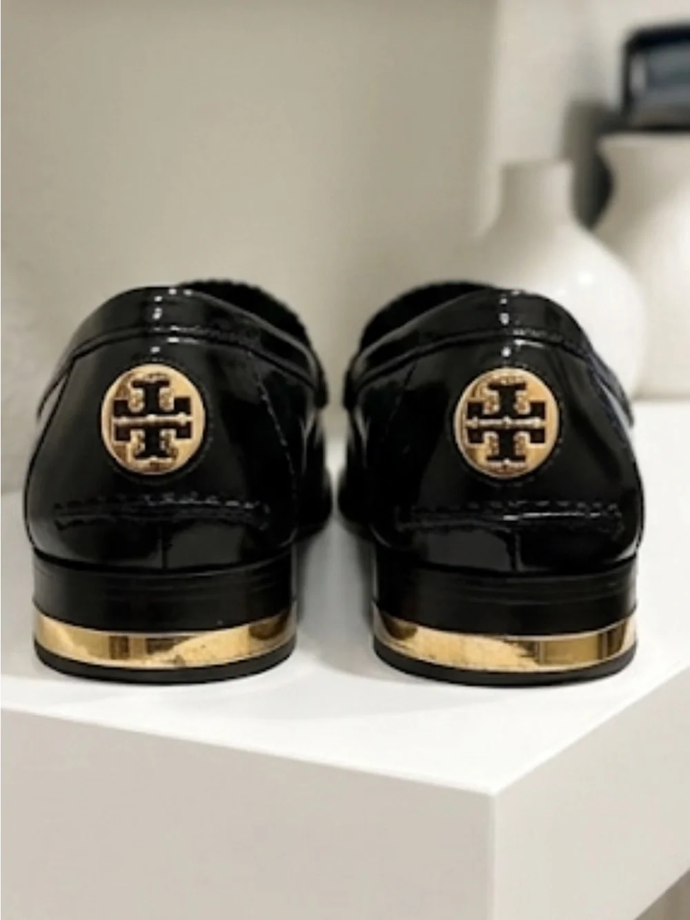 Tory Burch Polished Blk leather Penny Loafers with gold accent heal and logo EUC
